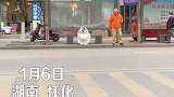 天太冷？一小姐姐在公交站台蹲着等车
