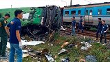 泰国发生大巴与火车相撞事故，至少20死30伤