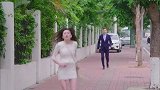 美女看到人就跑，惊慌失措的冲向马路被车撞倒