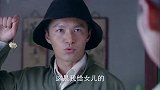 康铭从许辣妹手中强行拿走长命锁，两人发生争执