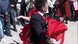 新郎新娘结婚表演安塞腰鼓，以表亲朋好友的到来，太热闹喜庆了