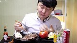 小哥吃牛排、生洋葱和烤番茄