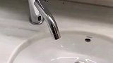 当黑人使用感应式水龙头，小伙：怎么水龙头还搞肤色歧视