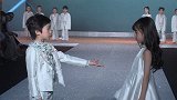 小朋友的走秀表演很精彩，这么小就这么优秀了