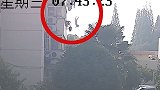 江苏一男童头朝下从5楼坠下 好心路人借被子将其接住