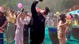 泼水节活动现场，保安与游客共舞！