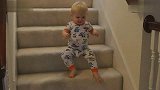 搞笑-20120326-【Edwin】萌爆!网络爆红宝宝下楼梯,实在是太可爱了!