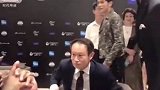 秒变小迷弟！当周杰伦见到偶像艾弗森 原来全世界追星人都一样