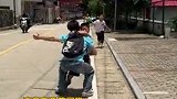 陈同学在支教第二年遵守与小朋友们的约定重返支教地，三个他曾教过的孩子远远认出了他，笑容灿烂地向他奔来，与他紧紧相拥。网友：三下乡的意义具象化了！