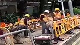 猪队友火上浇油，所幸及时扔掉火衣服惊险逃生