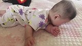 小宝宝努力翻过身，接下来叹气感慨的声音萌化了！