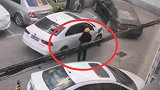 大妈持铁锹怒砸违停车：我患癌它违停3天让我错过专家会诊