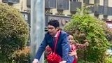 福建厦门：一男子冒雨骑自行车接亲，后座新娘的笑容满是幸福