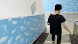 男生楼梯下躲藏，被抓现行
