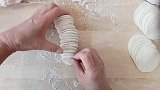 最快速的饺子皮制作方法，边捏边转一次做十个！