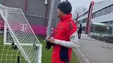 拜仁官方晒穆西亚拉回归团队训练视频