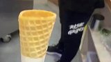 店员接冰淇淋手忙脚乱