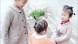 二胎妹妹看见哥哥牵着别的女孩，接下来的反应把人笑喷了，好可爱
