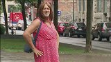 当身边的美女变成了男人，路人非常的尴尬