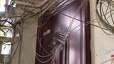 四川成都：家门前变成盘丝洞，83岁独居老人无奈被困家中
