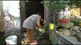 被台风包围的山区农民，一家9口围着餐桌吃团圆饭，看有啥硬菜