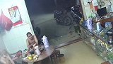人在家中坐，车祸从街头来，监控拍下老板遇到深夜车祸，真淡定