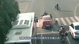 两男两女路口等待信号灯，突然祸从天降，瞬间被撞飞！