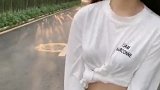 越清新的小姐姐，穿衣风格也越简约，甜美阳光如邻家女孩