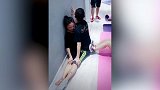 什么三角关系？瑜伽室两人面对面劈叉 男子疼得直抓墙