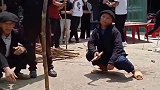 中越边境越南街天，砍甘蔗比赛，两截一样长为胜
