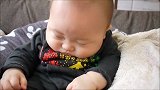 9个月的宝宝躺在靠枕上睡着啦，这表情真的是太逗了