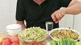 东北大哥就这爱好，饭前必先干一杯白酒，这魄力一般人可没有