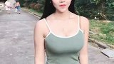 这天不冷吗？美女