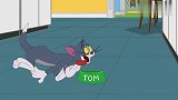 猫和老鼠：汤姆杰瑞大战，黑猫惬意的吃起鱼罐头