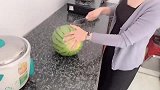 越南生活：第一次看到这样切西瓜的方式，越南芒果妹厉害了