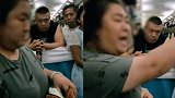 哈尔滨一女子占两排硬座睡觉 被质疑“霸座”后掏出6张车票