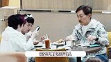 73岁狄波拉和老公逛街，当众为江耀城整理头发，再婚25年感情甜蜜