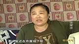 父亲出狱回来欺负母亲，儿子不忍心母亲受伤害，竟对父亲挥起菜刀