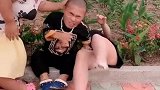 袖珍人小伙和美女聊天，被小媳妇看见了，这下可说不清楚了