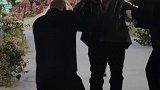 外公外婆为新人送婚戒，仪式感满满