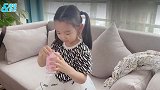 董璇晒女儿拆盲盒视频，4岁小酒窝表达能力强，古灵精怪超可爱