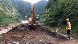 蓝田县九间房镇101省道多处道路损毁，抢险救援人员正在抢通道路（记者 翟小雪）