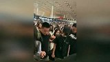 酷盖！王一博凌晨抵京粉丝热情不减 本尊全副武装不露脸