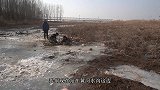 小伙黄河冰底砸鱼，一层层全是鱼，最后渔获发财了，桶都装不下