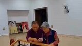 奶奶过80岁生日大家族齐聚，现场撒红包