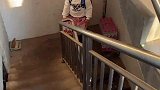 小朋友帮助妈妈，搬两厢水上楼，妈妈没想到他的力气这么大