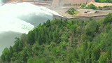 大坝排沙泄洪，高空俯瞰太震撼了，厉害了我的国