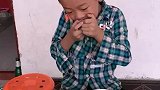 七彩童年：哥哥今天来吃一个摇摇果冻