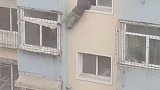 男子忘记带钥匙，从三楼窗户爬了进去 钥匙 威胁 请勿模仿