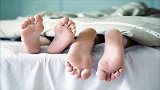 狗血！女孩同居两年“男友”竟是别人女友 骗钱供女孩花销